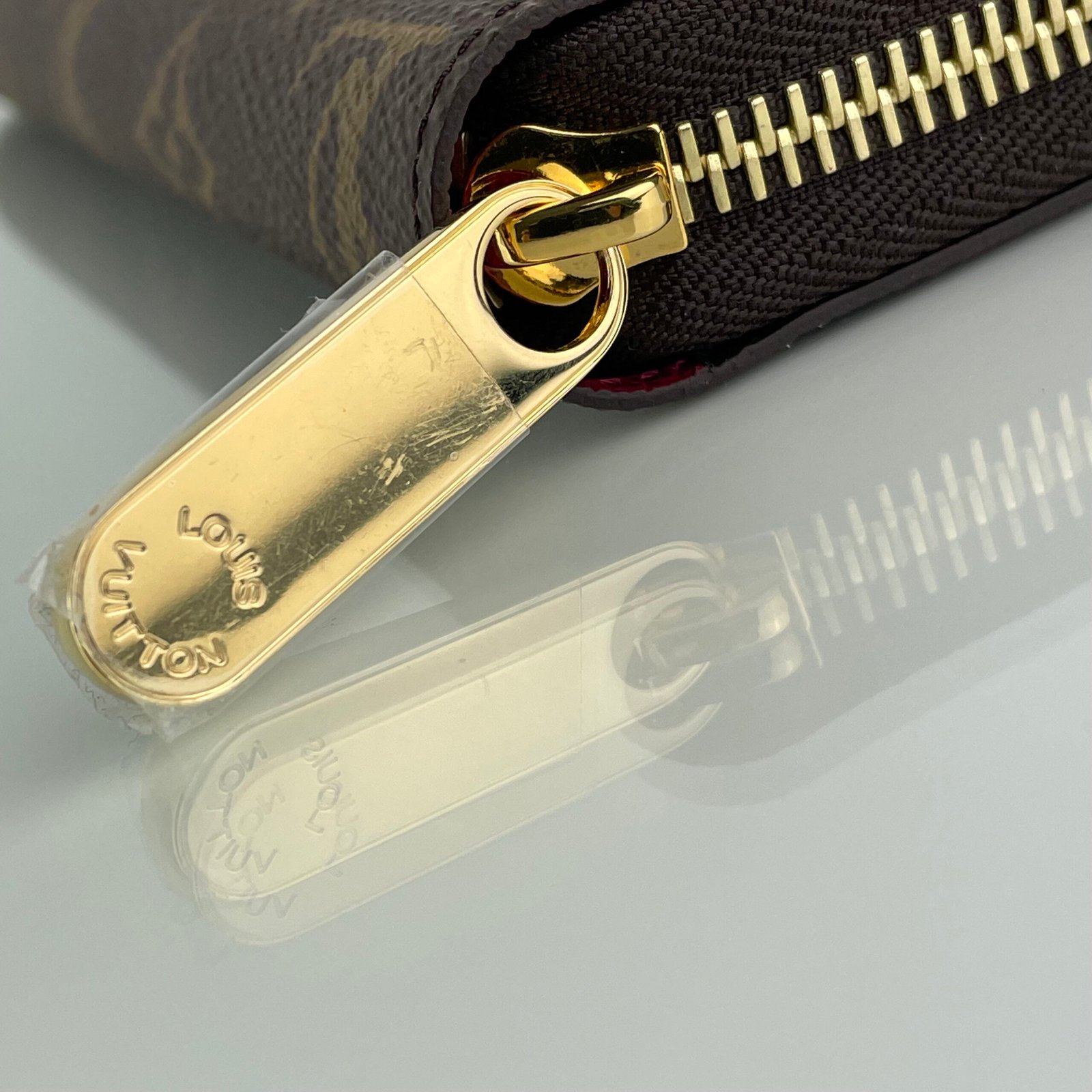 LOUIS VUITTON Zippy Wallet – Image 7