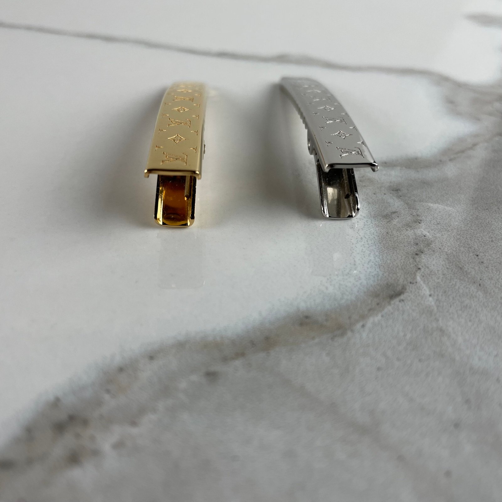 LOUIS VUITTON Set de Barrettes Nanogram – Image 6
