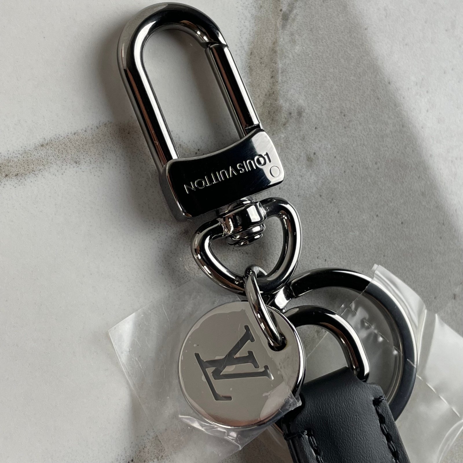 LOUIS VUITTON Bijou de Sac et Porte-Clés Dragonne – Image 4