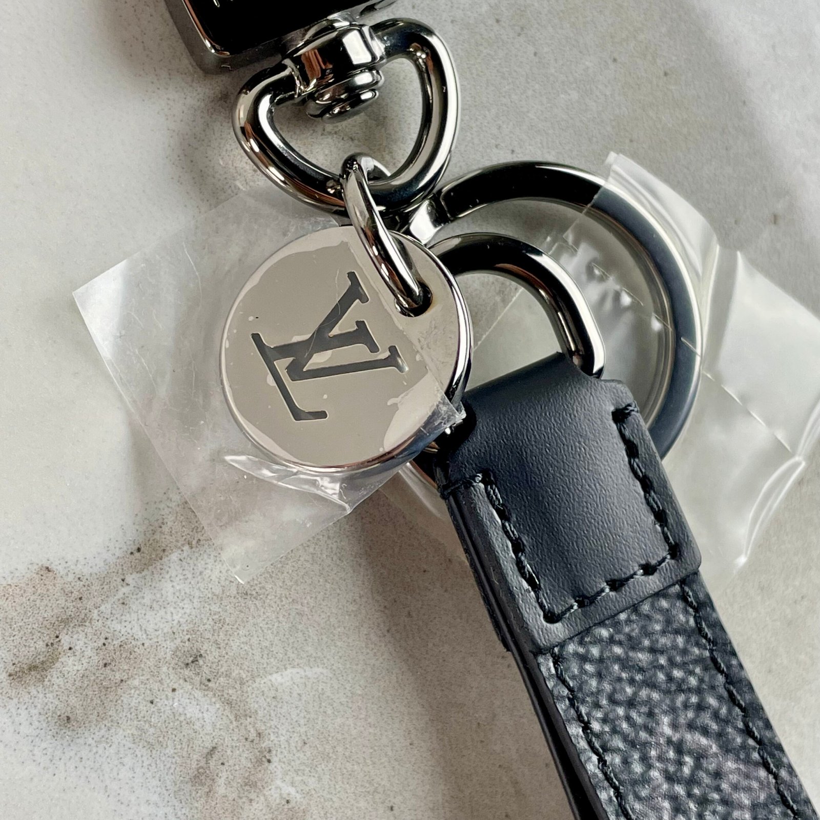LOUIS VUITTON Bijou de Sac et Porte-Clés Dragonne – Image 5