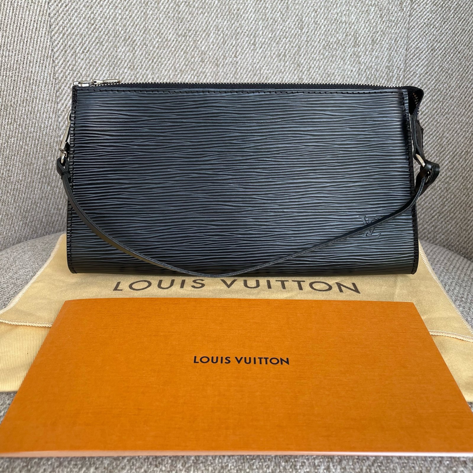 LOUIS VUITTON Pochette Accessoires – Image 3