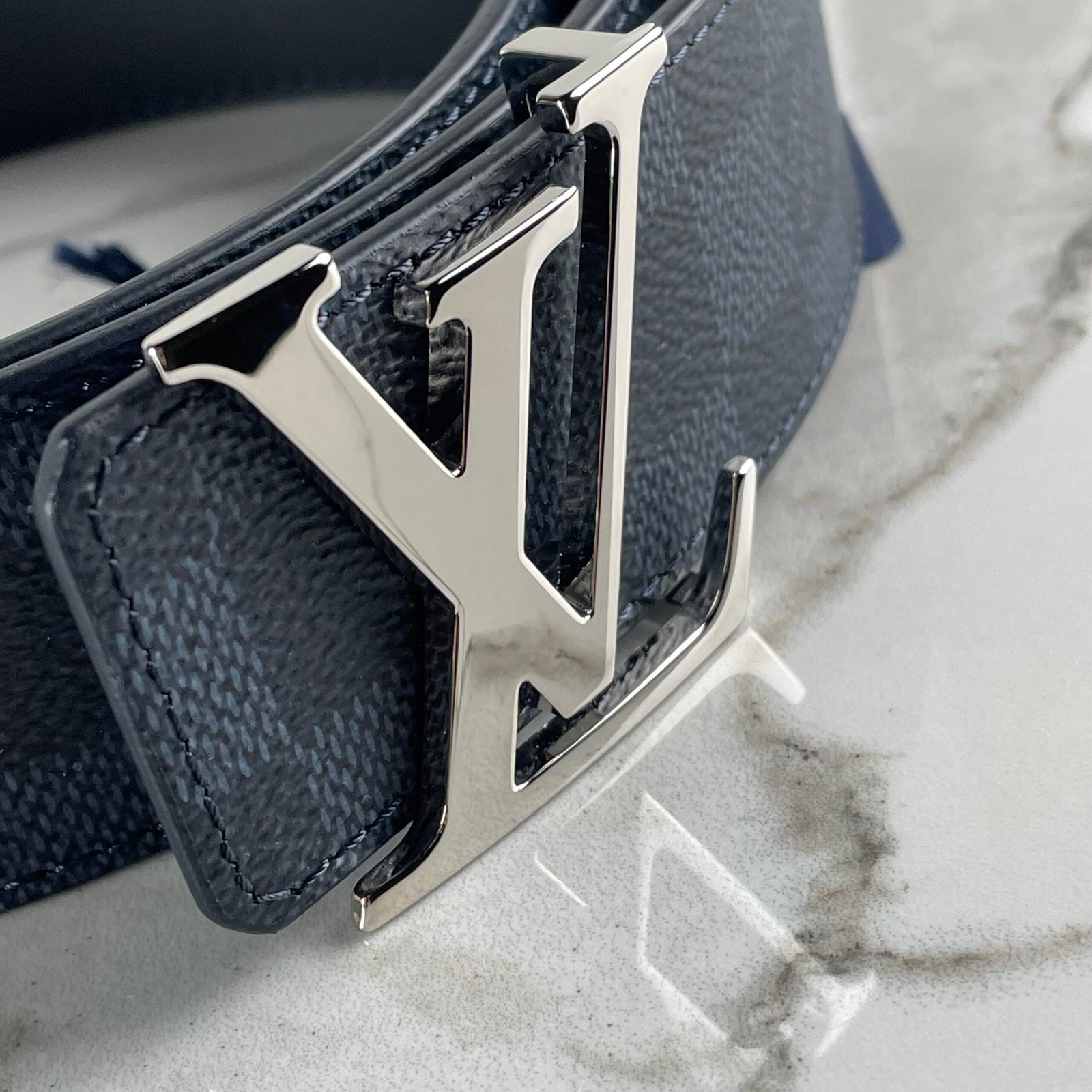 LOUIS VUITTON Ceinture LV Initiales 40 mm Réversible – Image 3