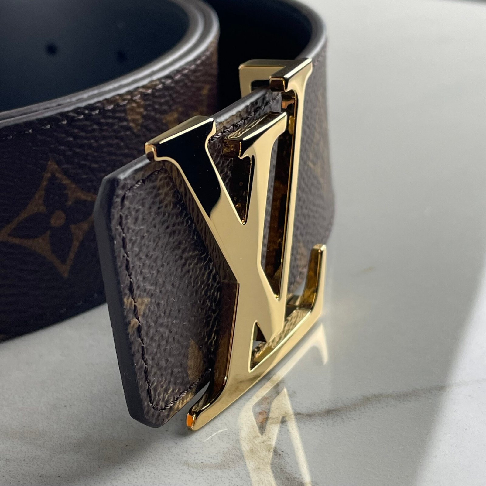 LOUIS VUITTON Ceinture LV Initiales 40 mm Réversible – Image 4