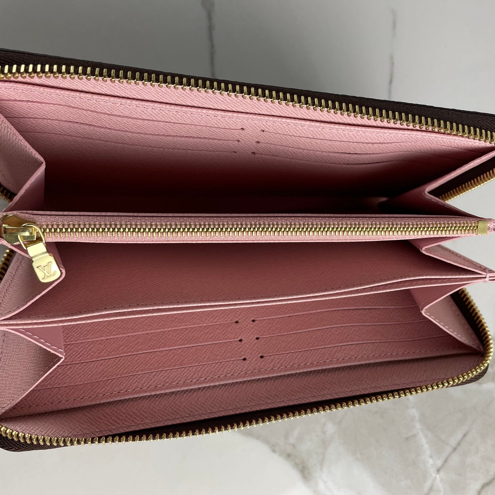 LOUIS VUITTON Zippy Wallet – Image 13