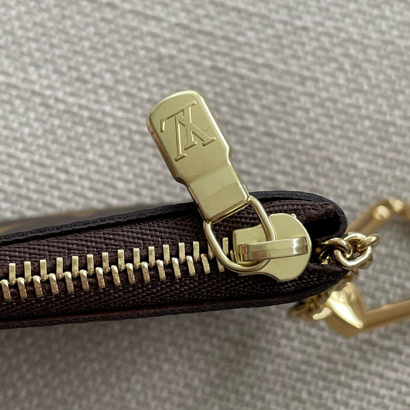 LOUIS VUITTON Key Pouch – Image 9