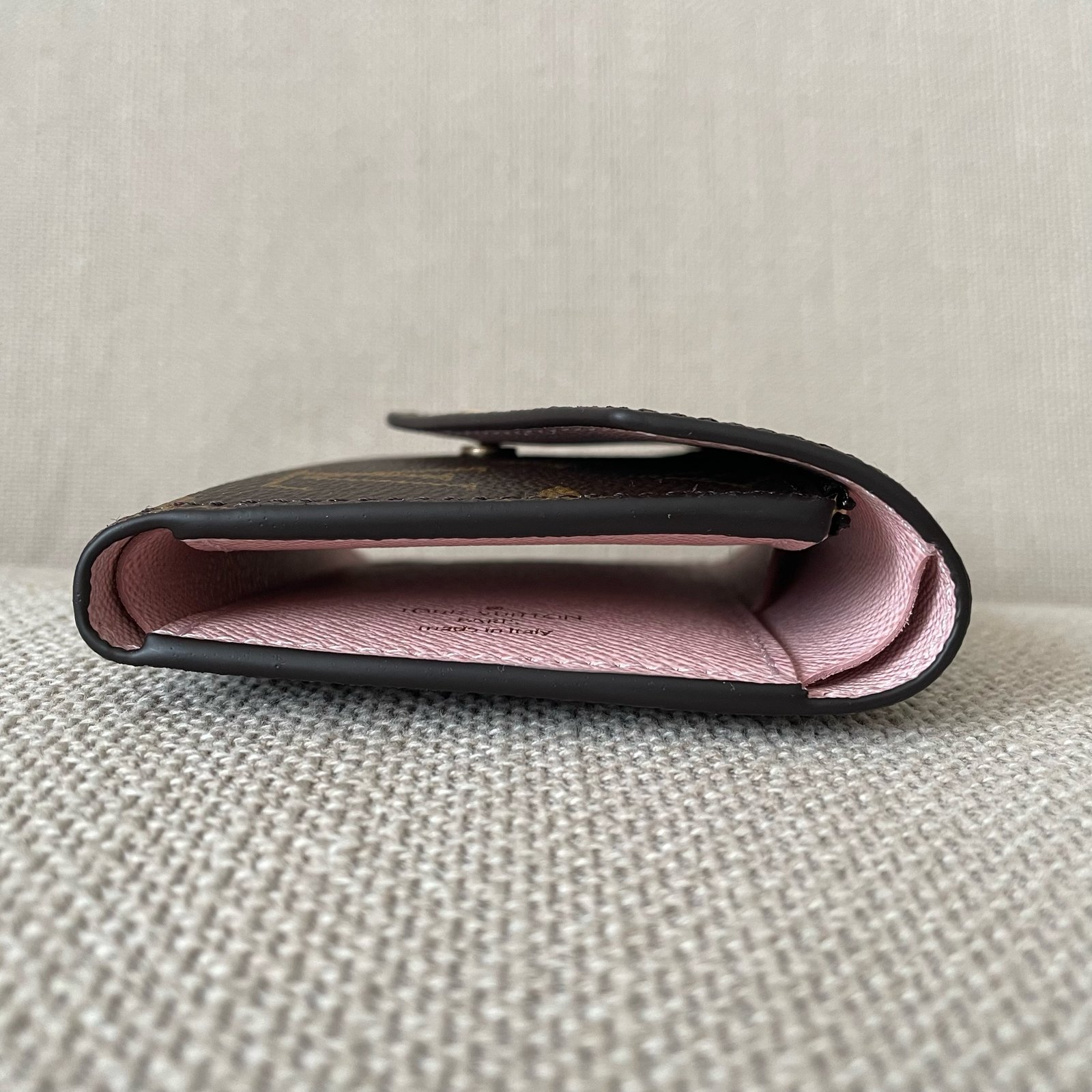 LOUIS VUITTON Victorine Wallet – Image 5