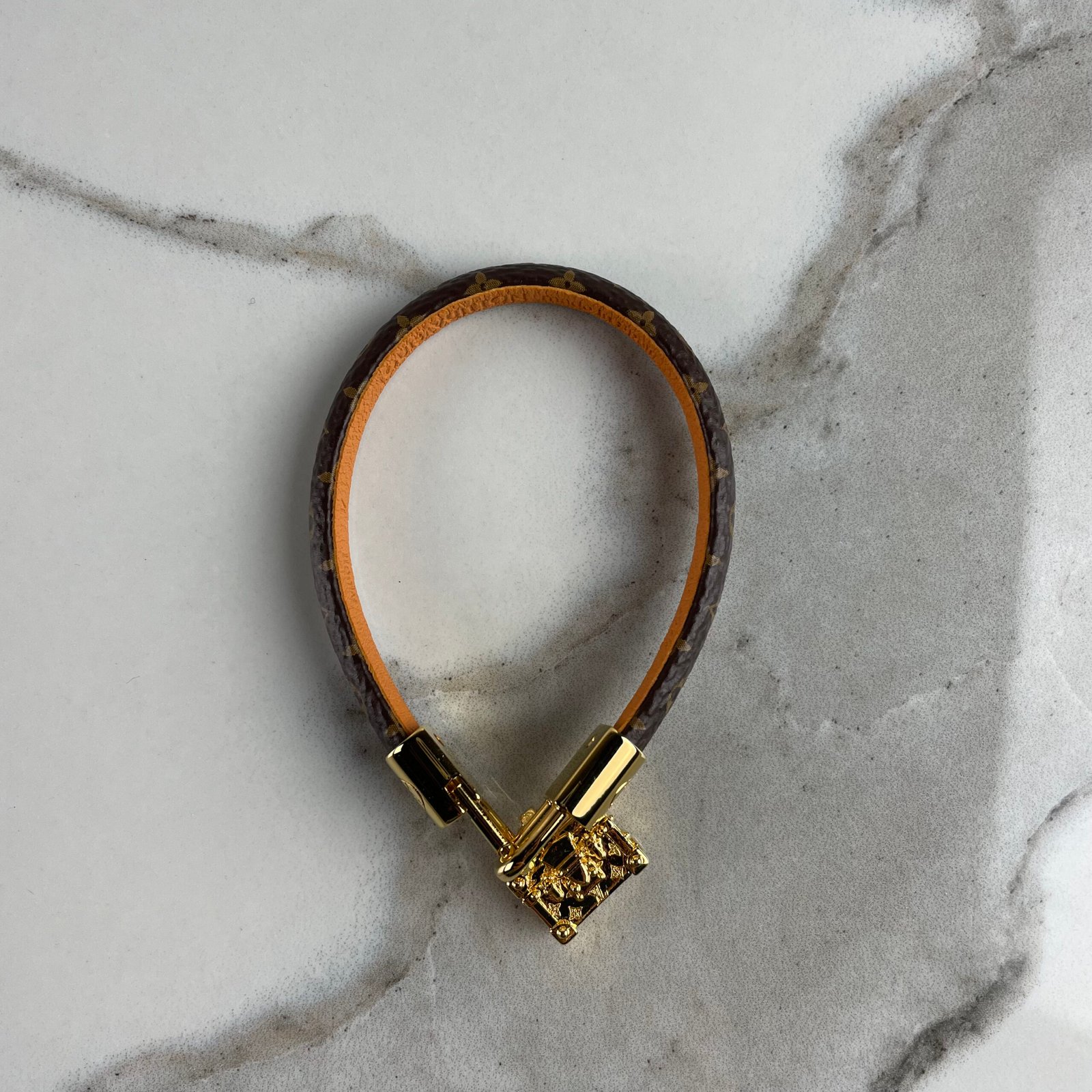 LOUIS VUITTON Bracelet à Charm Petite Malle – Image 19