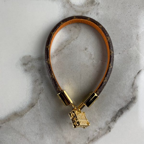 LOUIS VUITTON Bracelet à Charm Petite Malle – Image 18