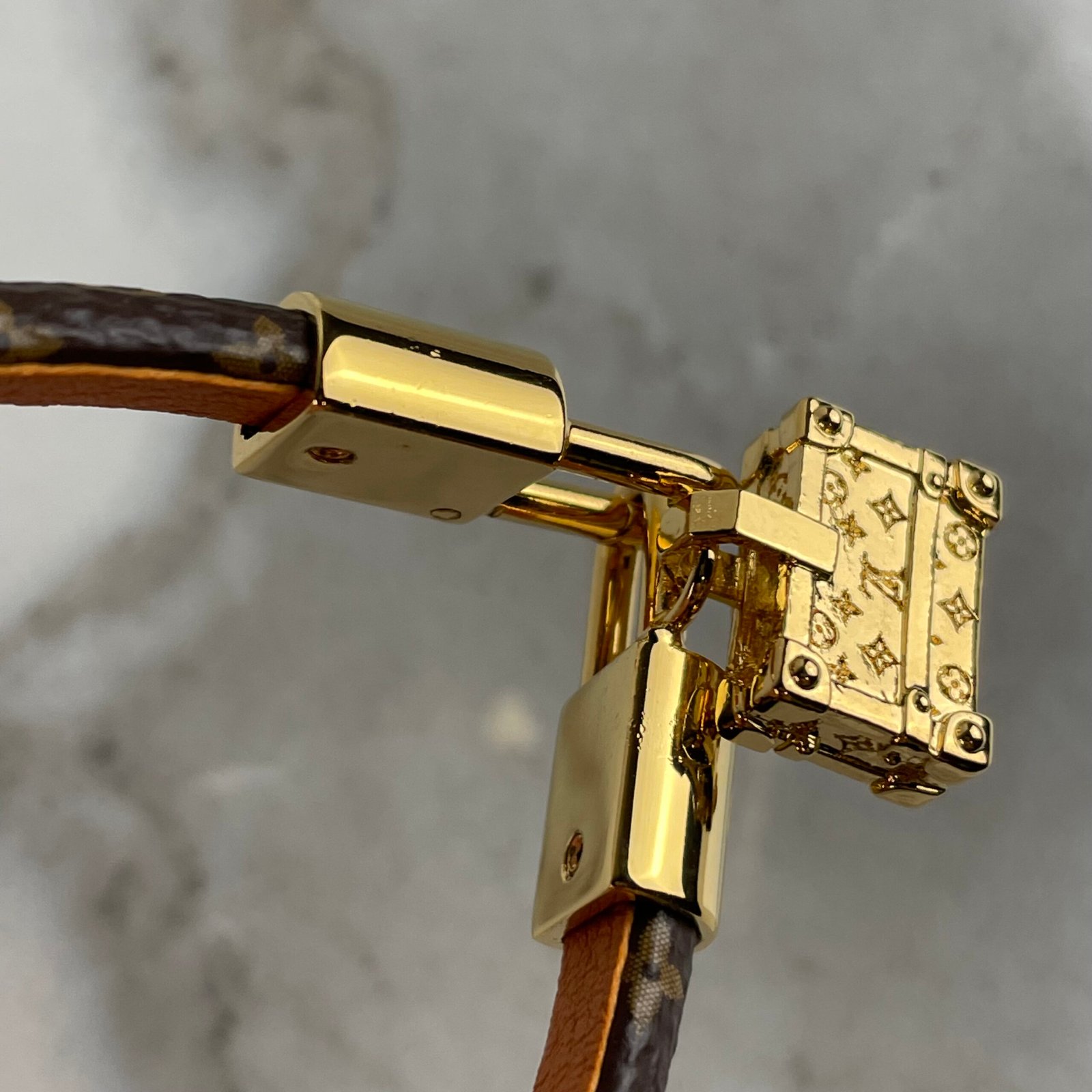 LOUIS VUITTON Bracelet à Charm Petite Malle – Image 16