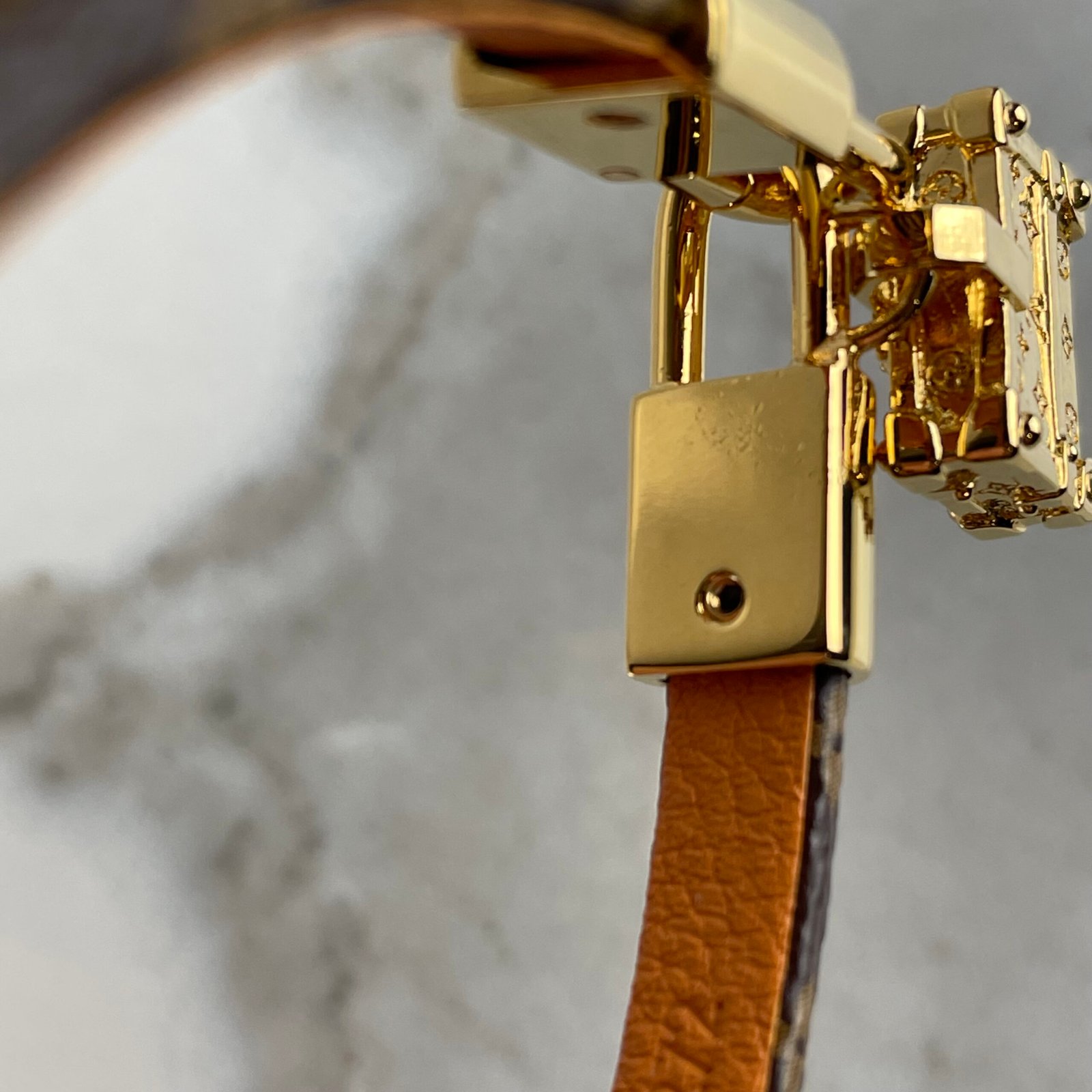 LOUIS VUITTON Bracelet à Charm Petite Malle – Image 15