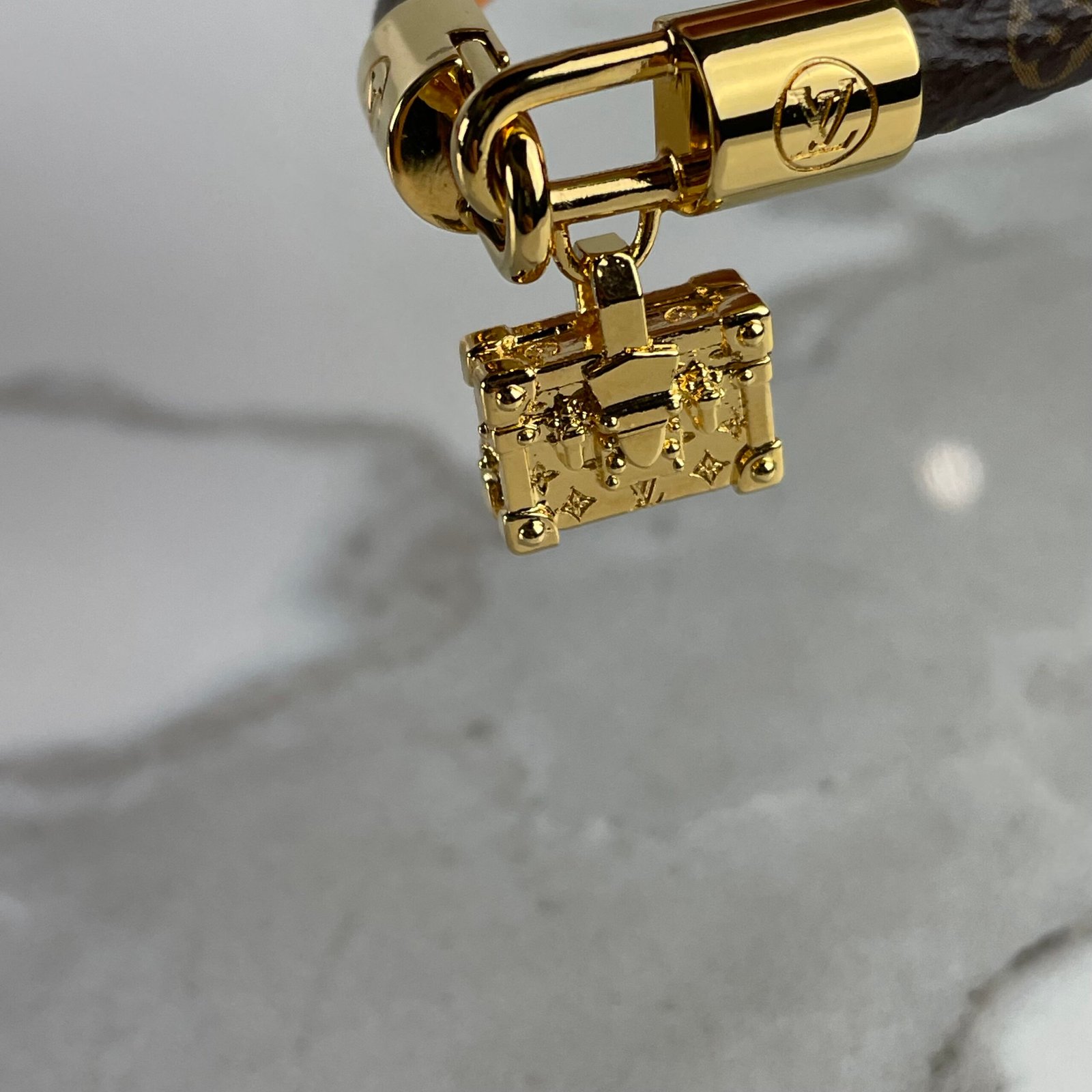 LOUIS VUITTON Bracelet à Charm Petite Malle – Image 9