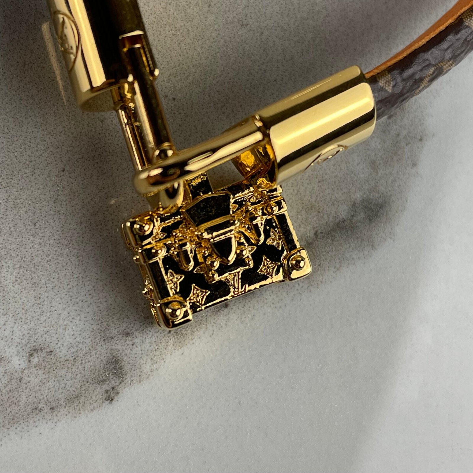 LOUIS VUITTON Bracelet à Charm Petite Malle – Image 8