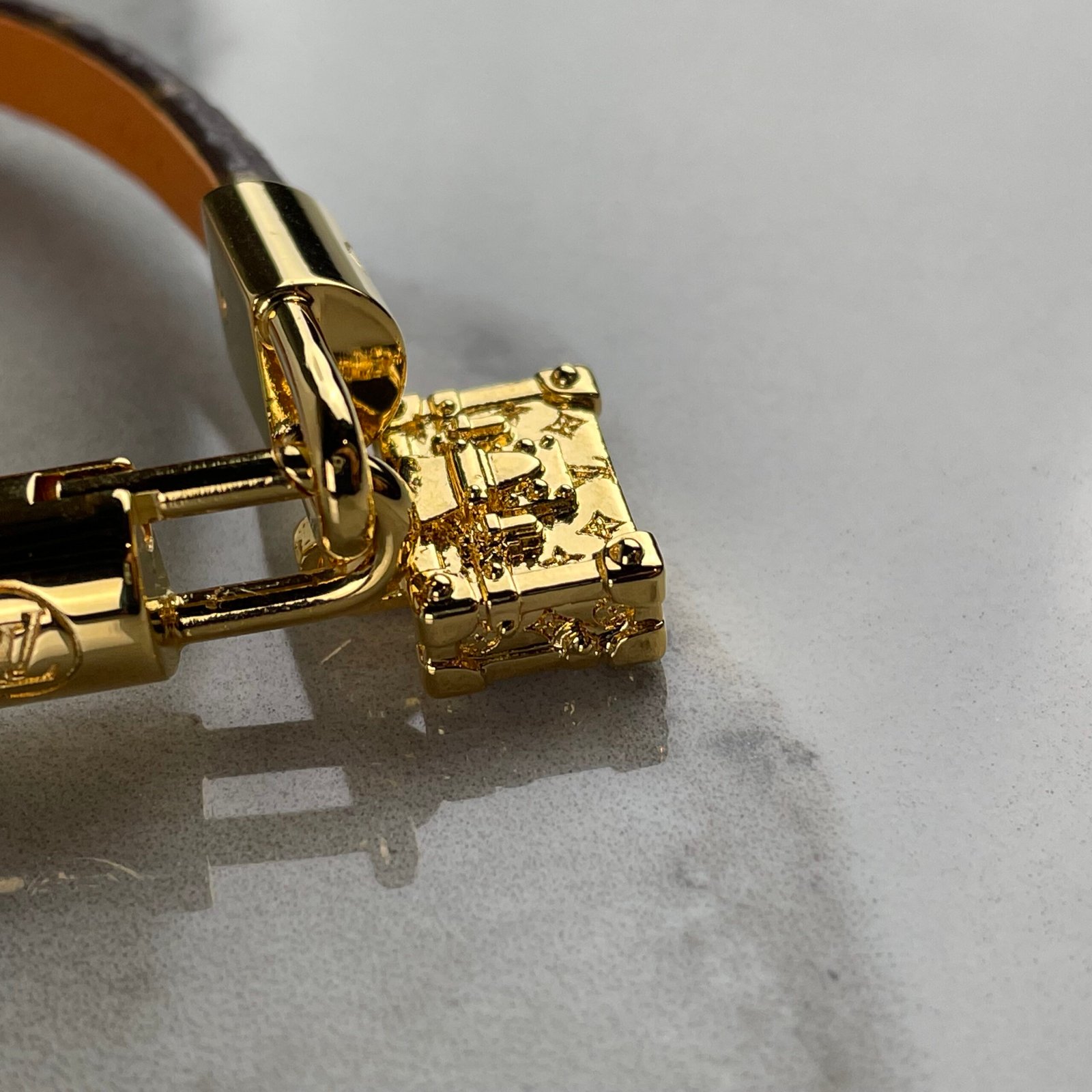 LOUIS VUITTON Bracelet à Charm Petite Malle – Image 7
