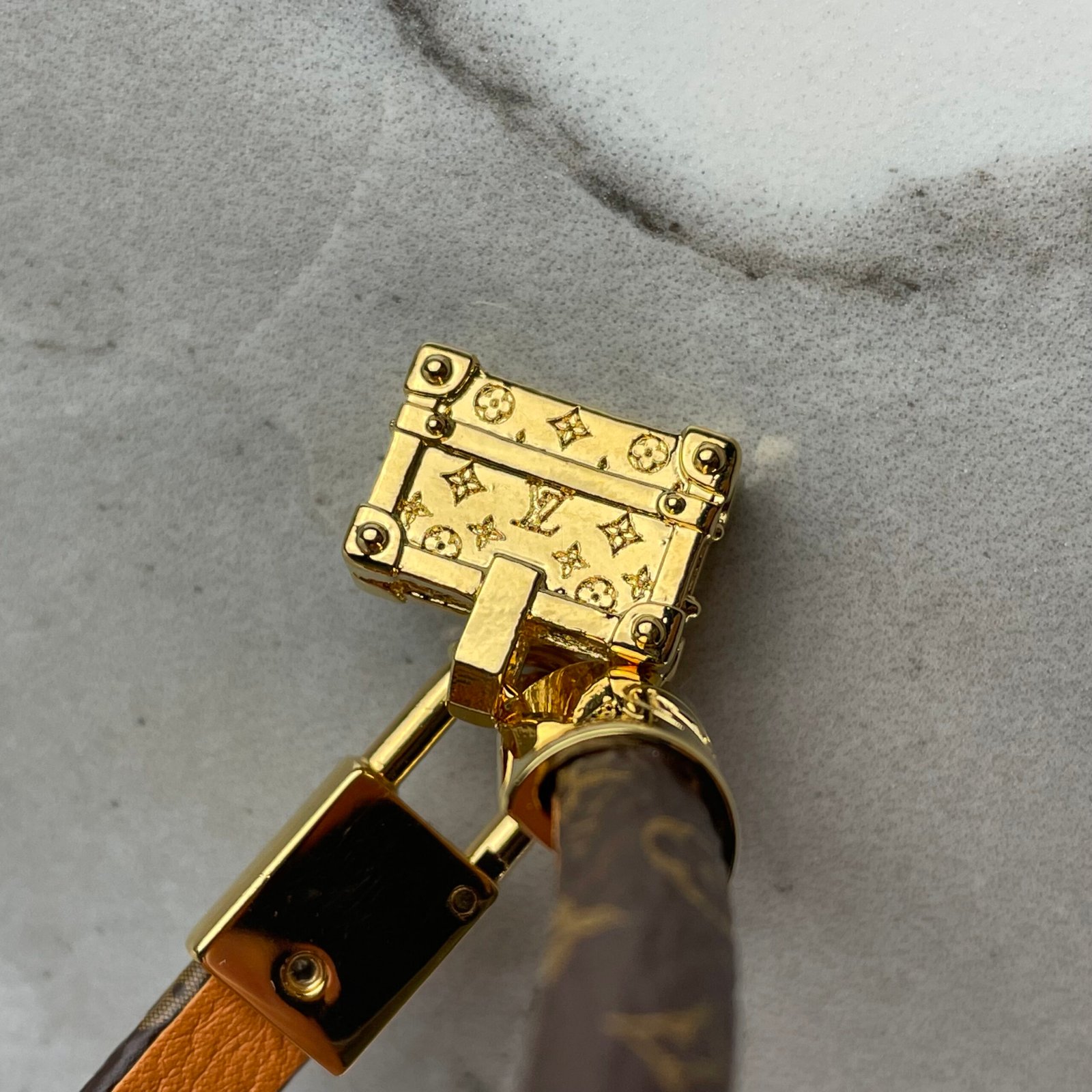 LOUIS VUITTON Bracelet à Charm Petite Malle – Image 6