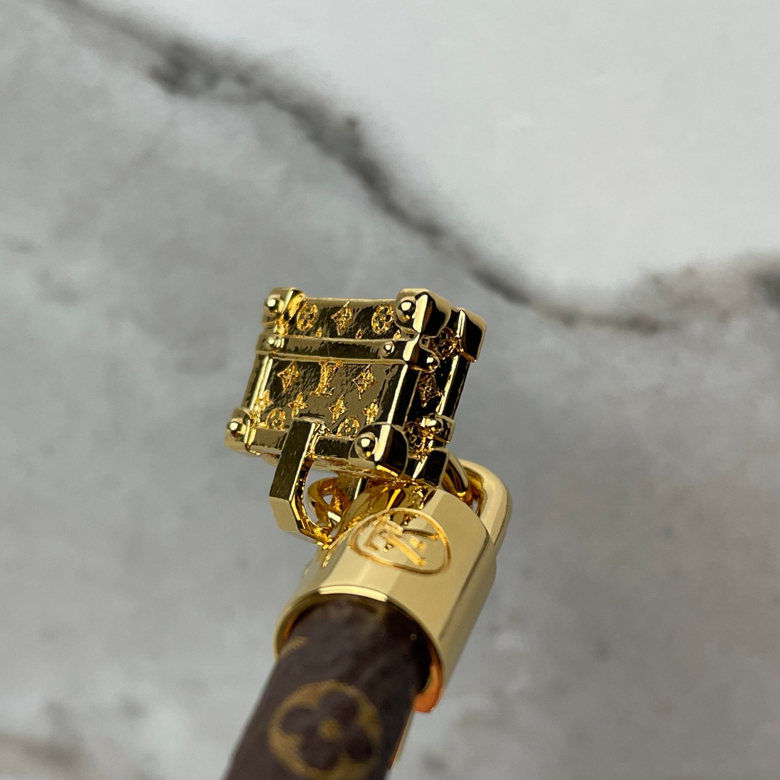 LOUIS VUITTON Bracelet à Charm Petite Malle – Image 5