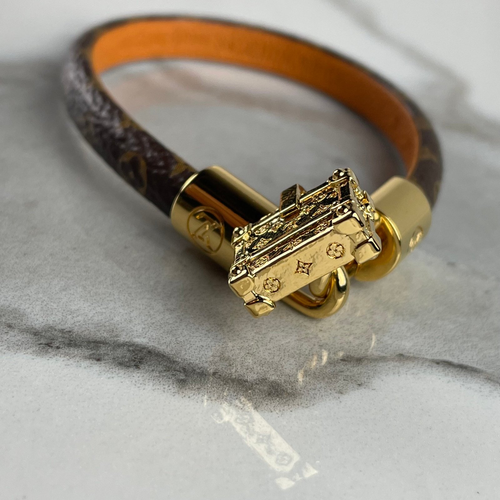 LOUIS VUITTON Bracelet à Charm Petite Malle – Image 4