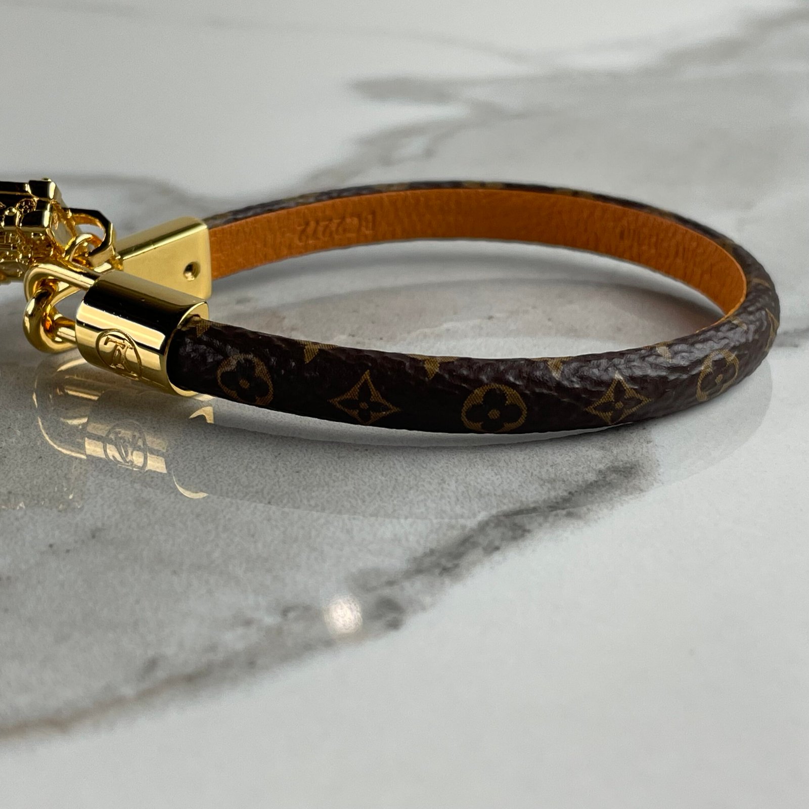 LOUIS VUITTON Bracelet à Charm Petite Malle – Image 3