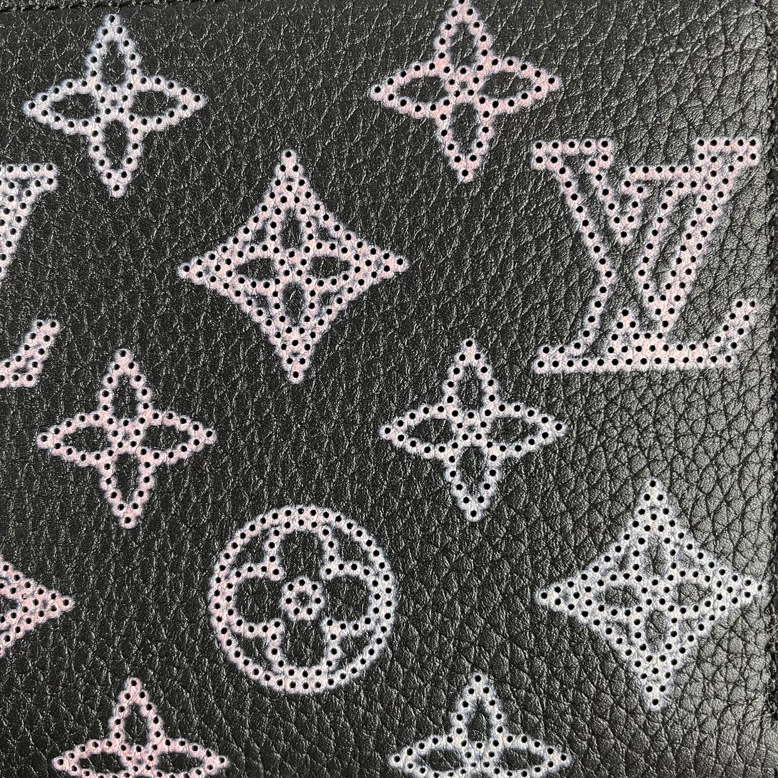 LOUIS VUITTON Zippy Wallet – Image 4