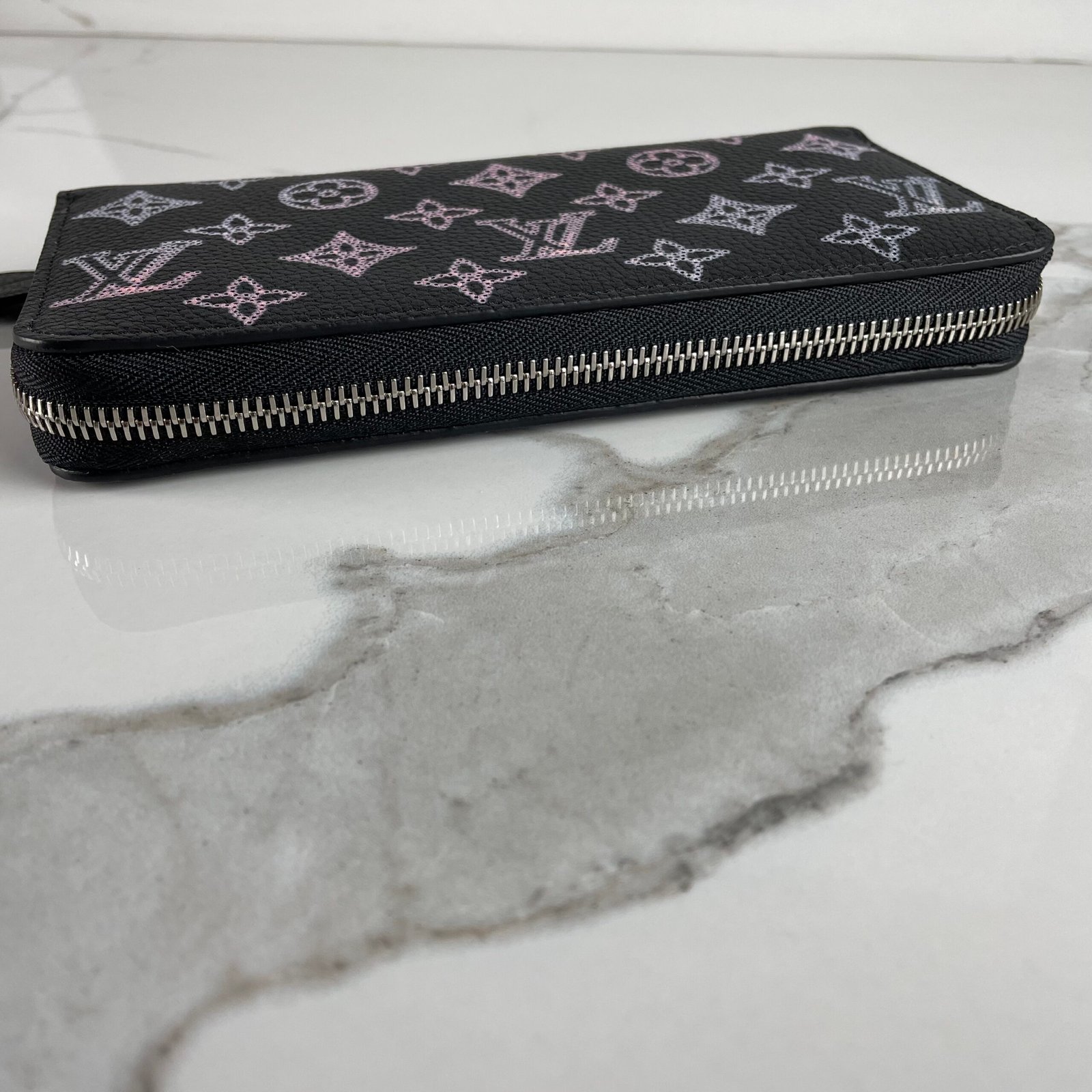 LOUIS VUITTON Zippy Wallet – Image 6