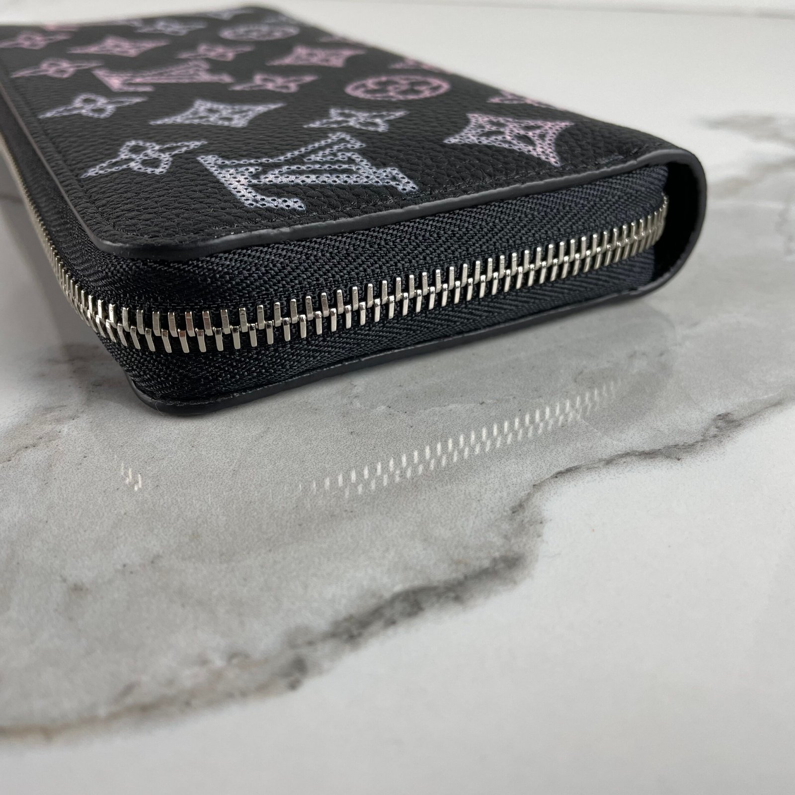 LOUIS VUITTON Zippy Wallet – Image 7