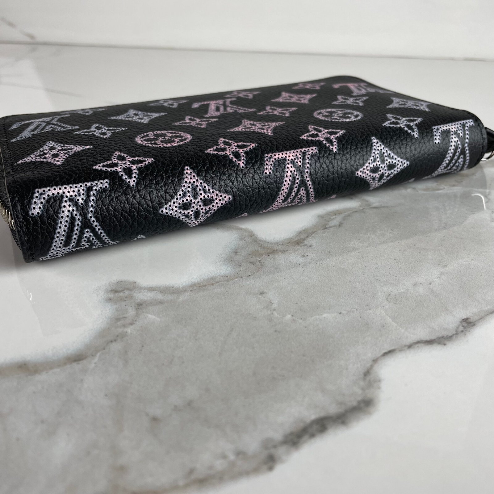 LOUIS VUITTON Zippy Wallet – Image 8