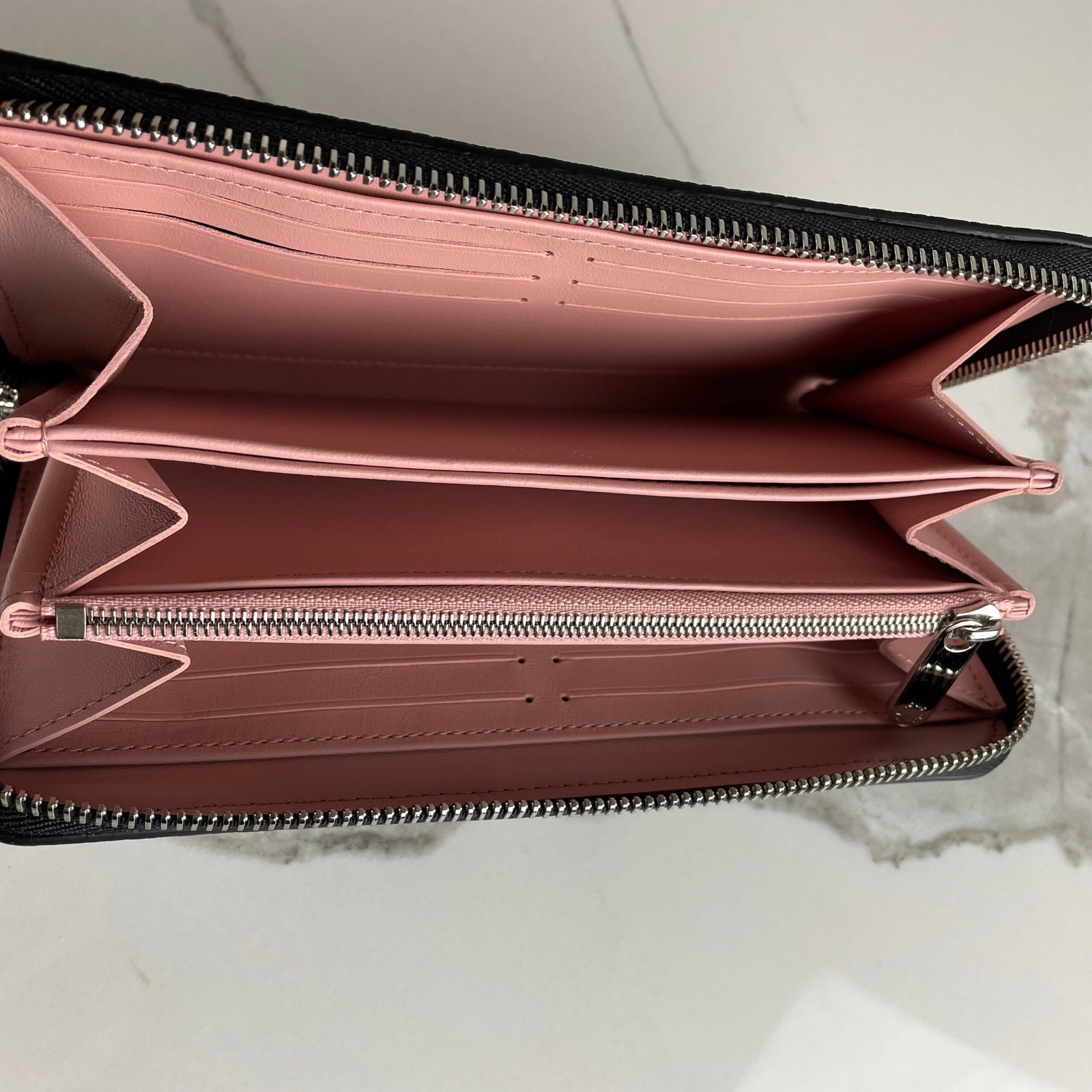 LOUIS VUITTON Zippy Wallet – Image 10