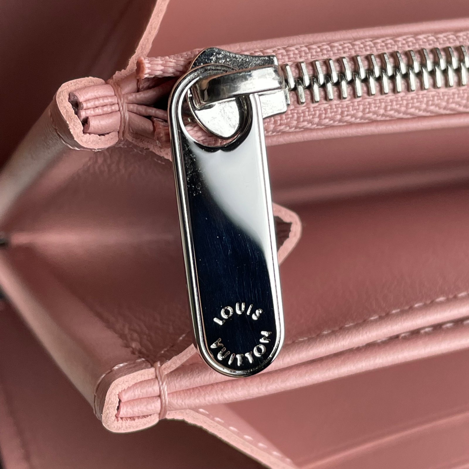 LOUIS VUITTON Zippy Wallet – Image 11