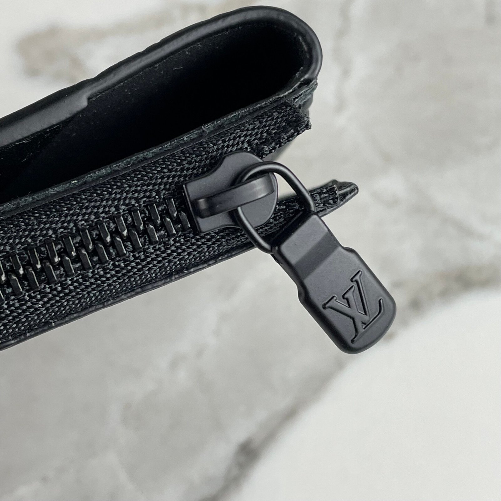 LOUIS VUITTON Hybrid Wallet – Image 9