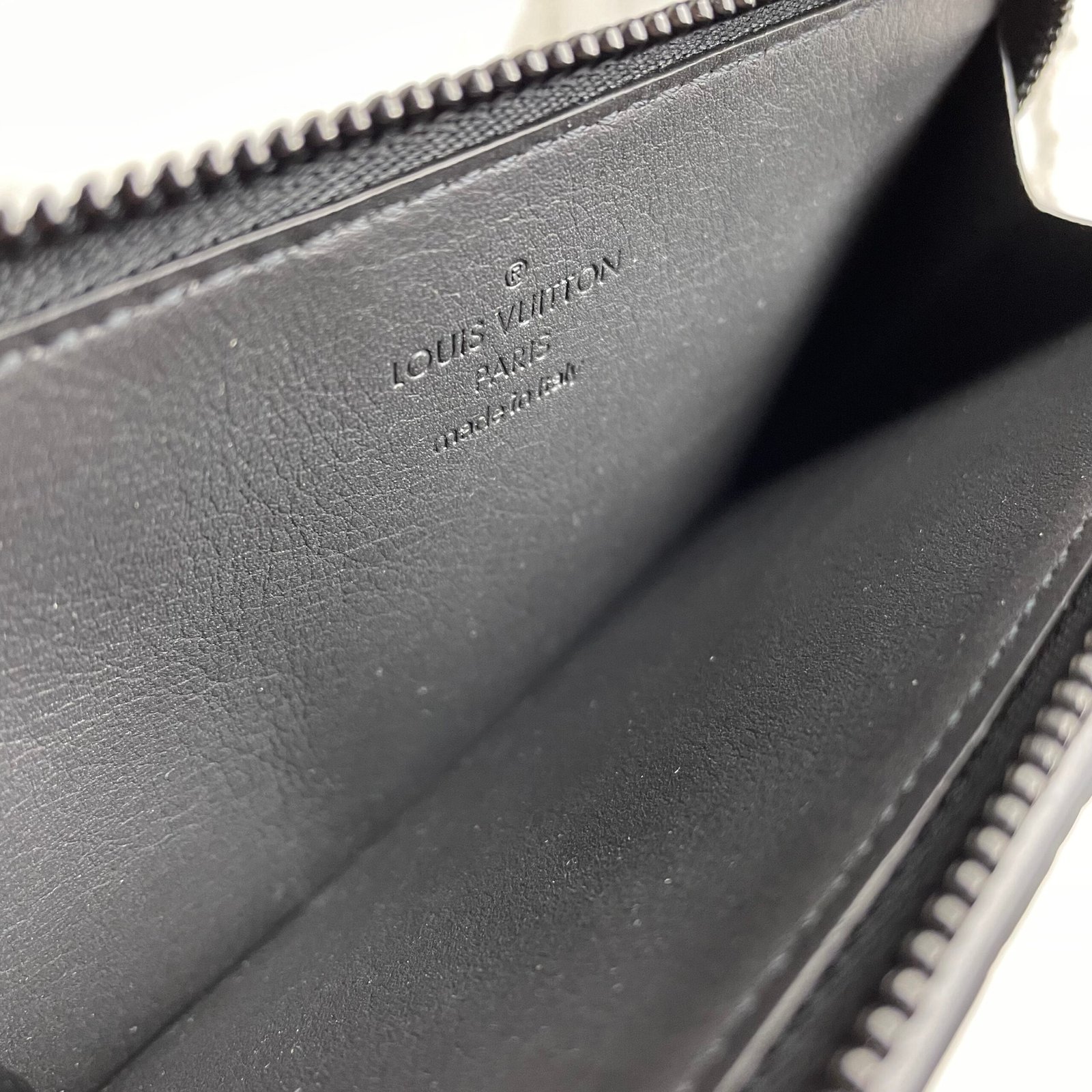 LOUIS VUITTON Hybrid Wallet – Image 13