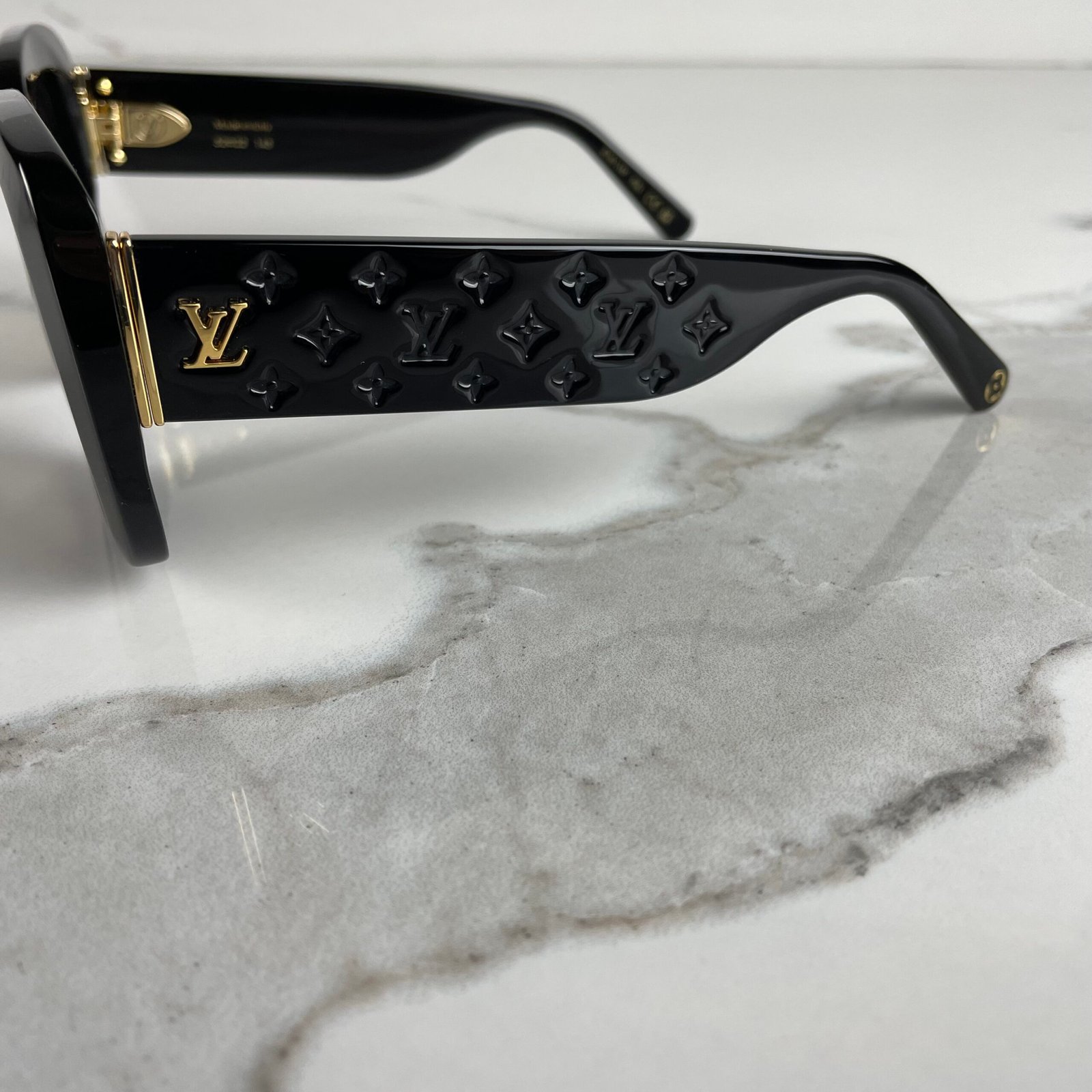 LOUIS VUITTON Lunettes de Soleil Carrées LV Empreinte – Image 5
