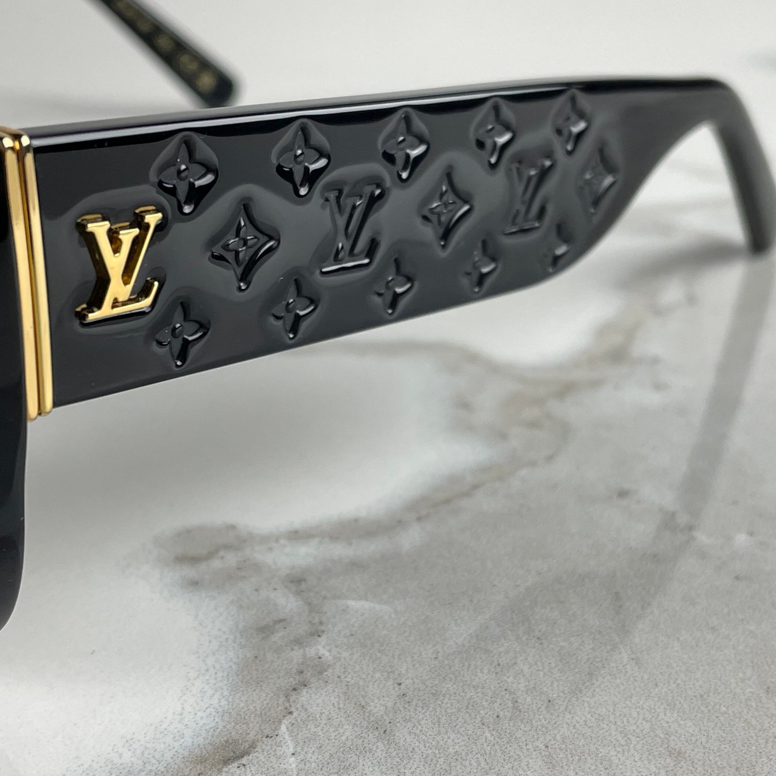 LOUIS VUITTON Lunettes de Soleil Carrées LV Empreinte – Image 4