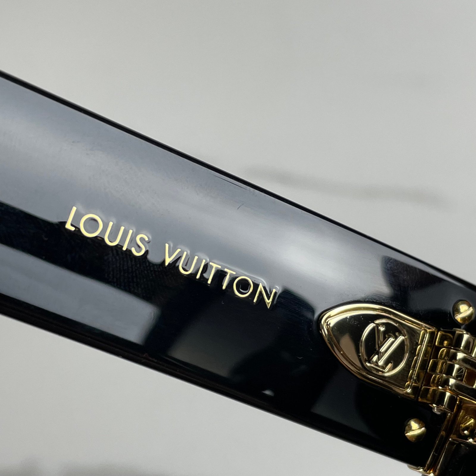 LOUIS VUITTON Lunettes de Soleil Carrées LV Empreinte – Image 11
