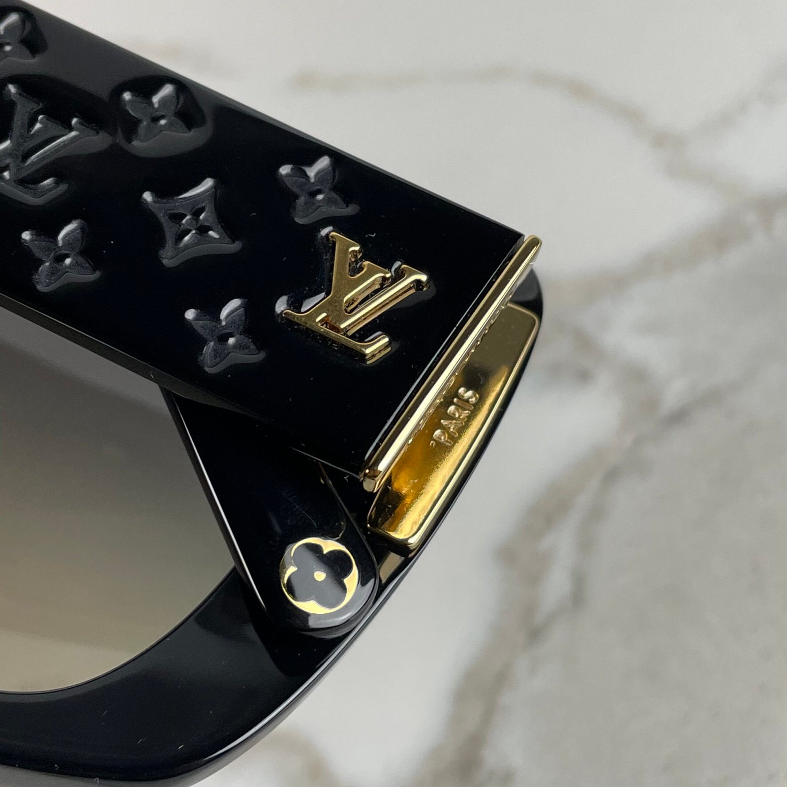 LOUIS VUITTON Lunettes de Soleil Carrées LV Empreinte – Image 3