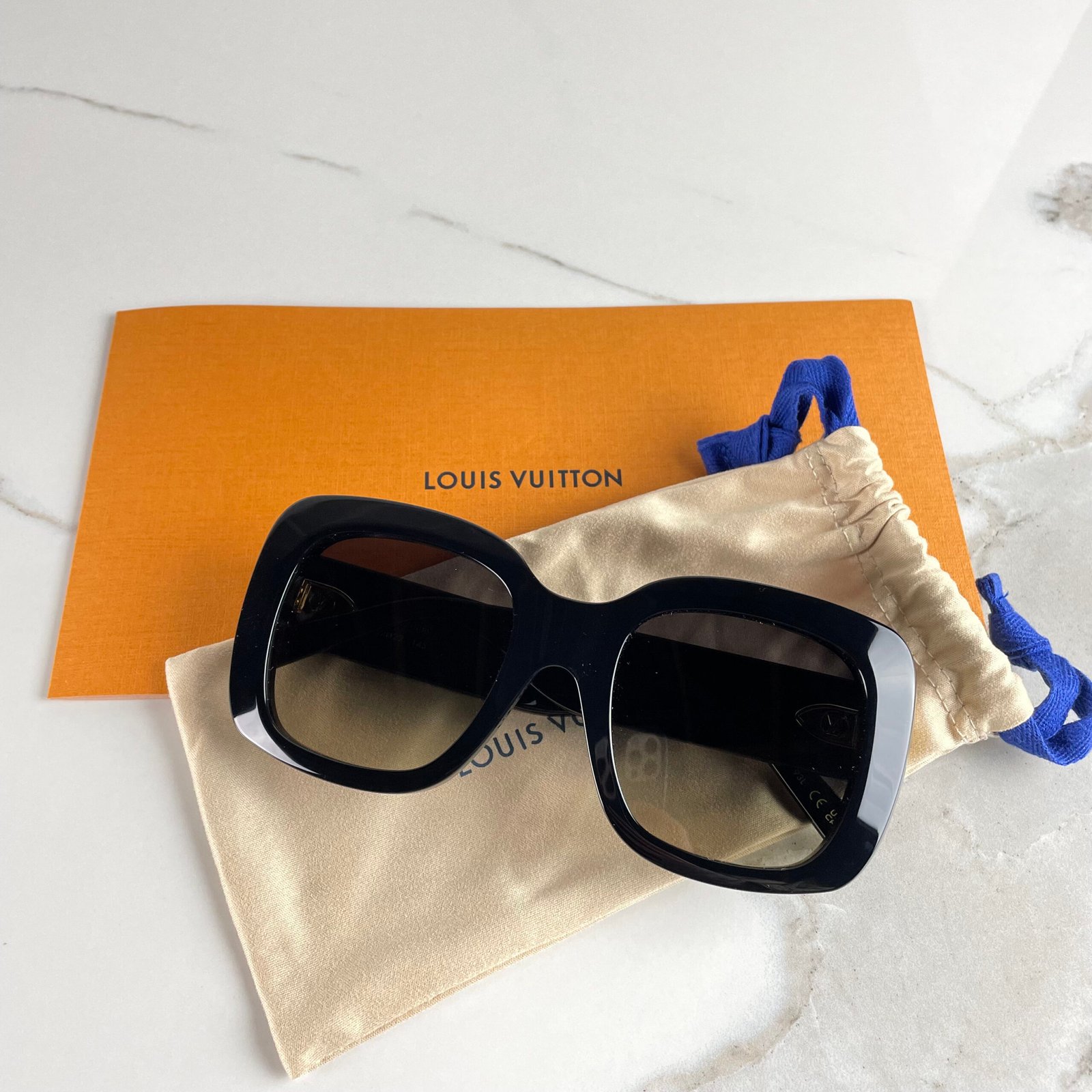 LOUIS VUITTON Lunettes de Soleil Carrées LV Empreinte – Image 2