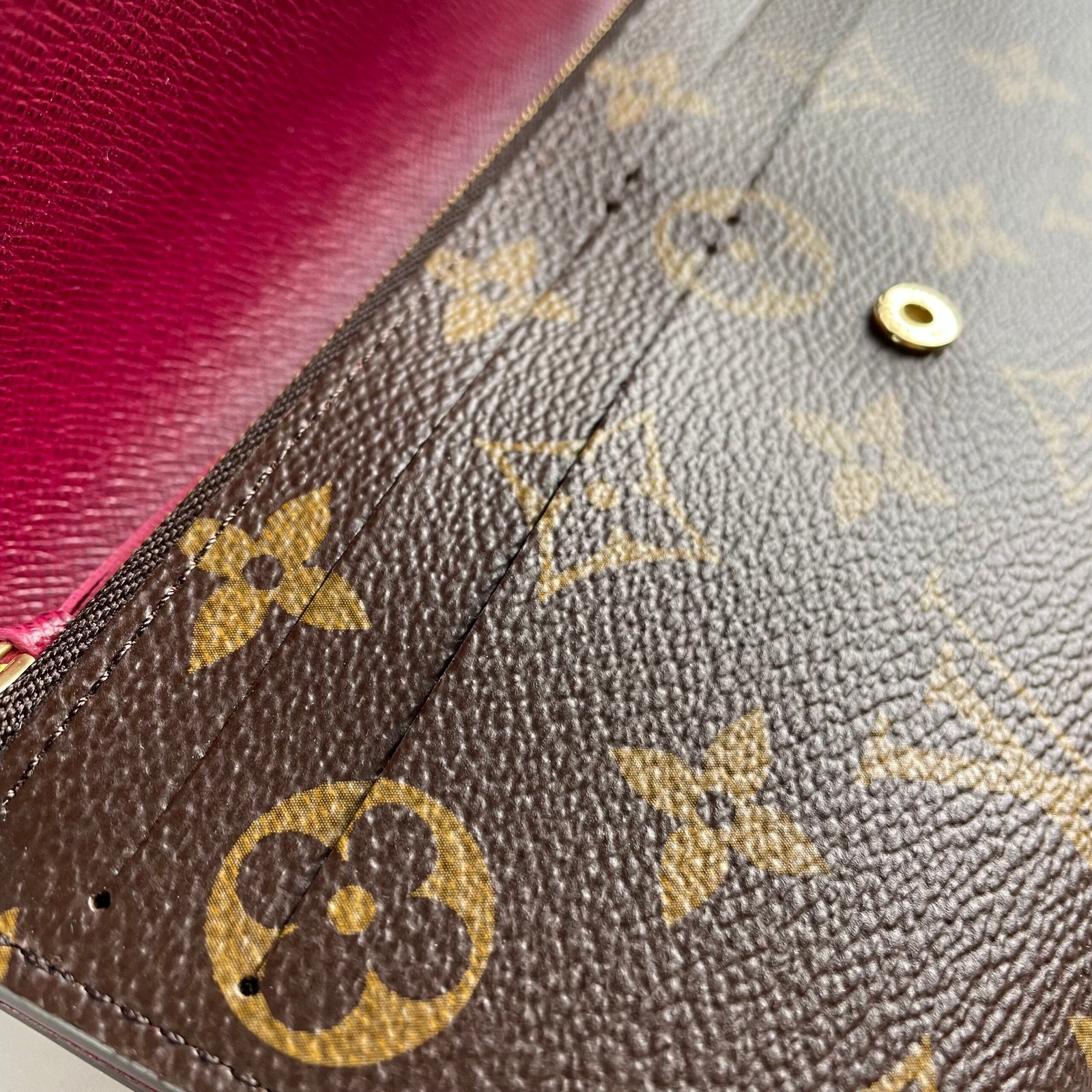 LOUIS VUITTON Émilie Wallet – Image 10