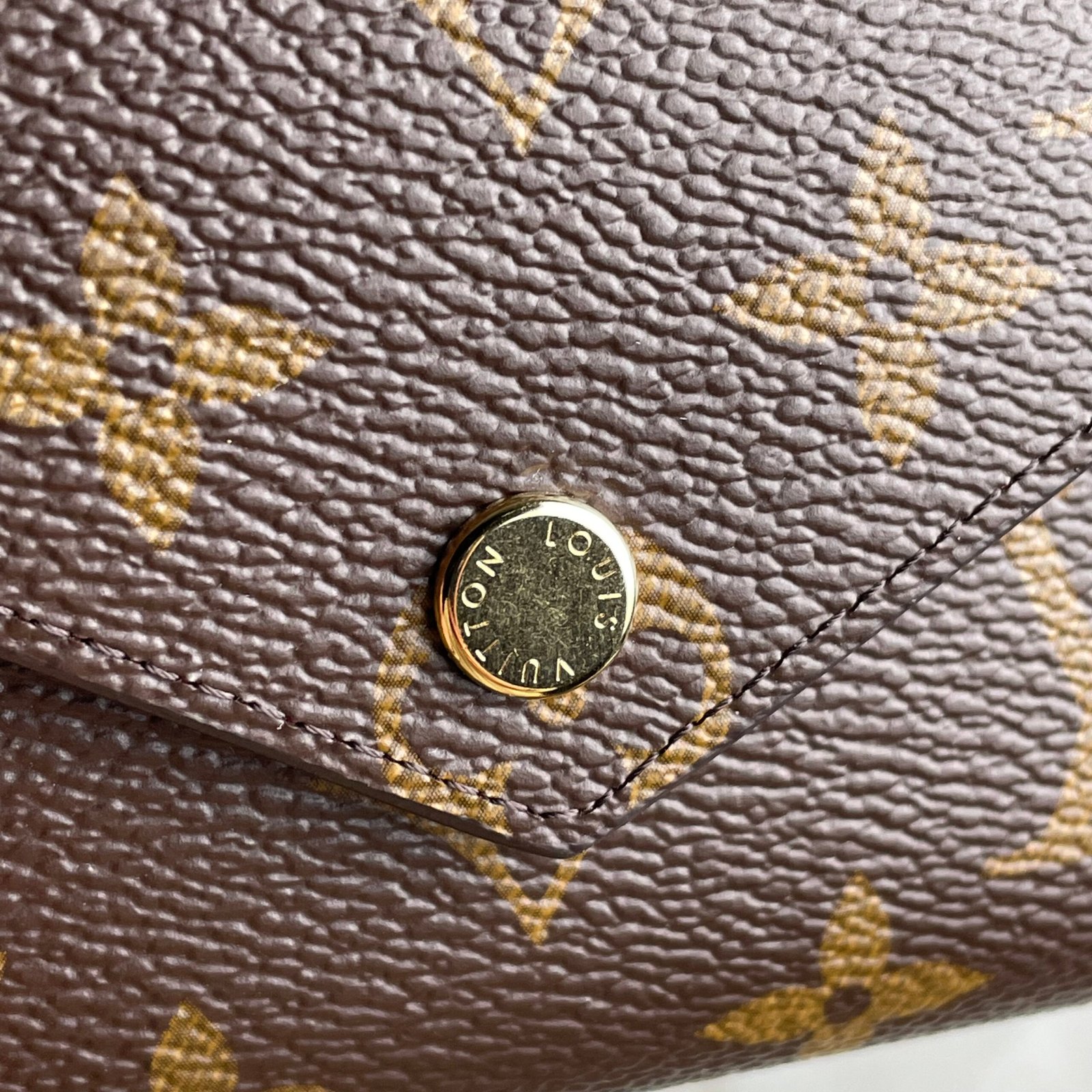 LOUIS VUITTON Victorine Wallet – Image 5