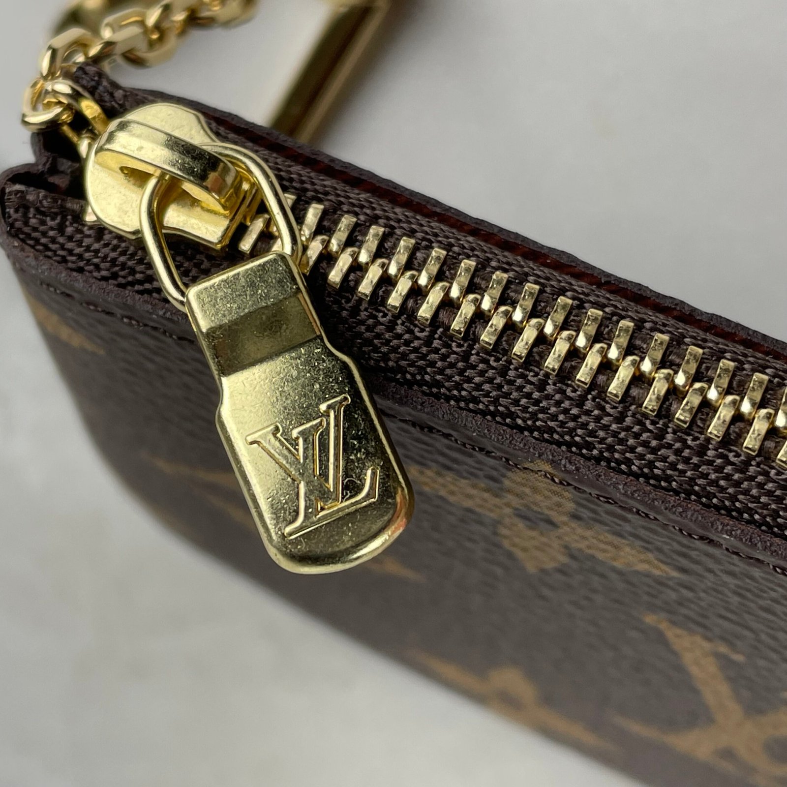 LOUIS VUITTON Pochette Clés – Image 9