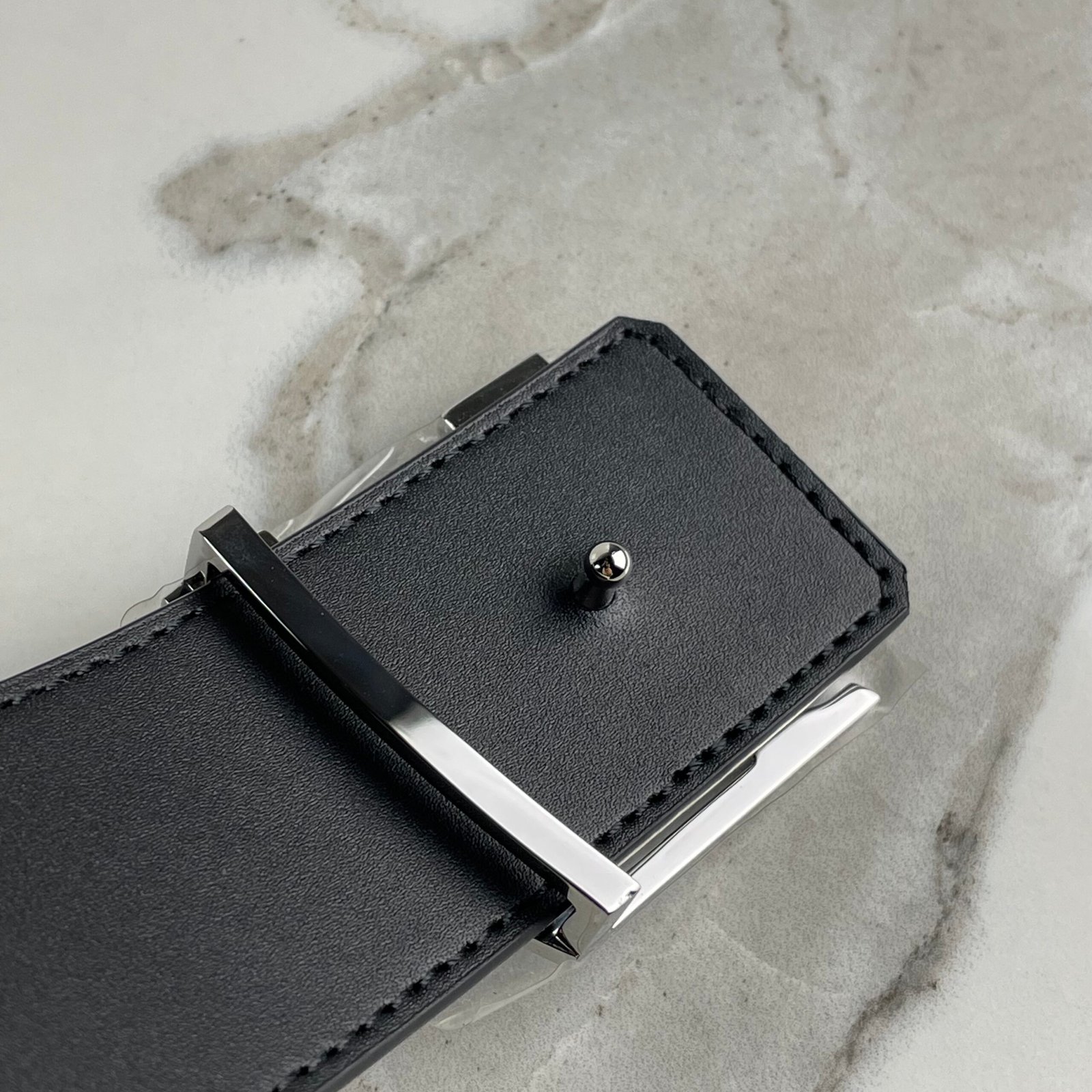 LOUIS VUITTON Ceinture LV Initiales Réversible Monogram – Image 10