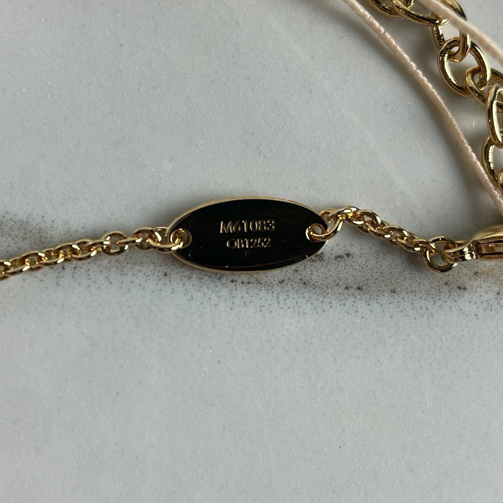 LOUIS VUITTON Collier Essential V – Image 4