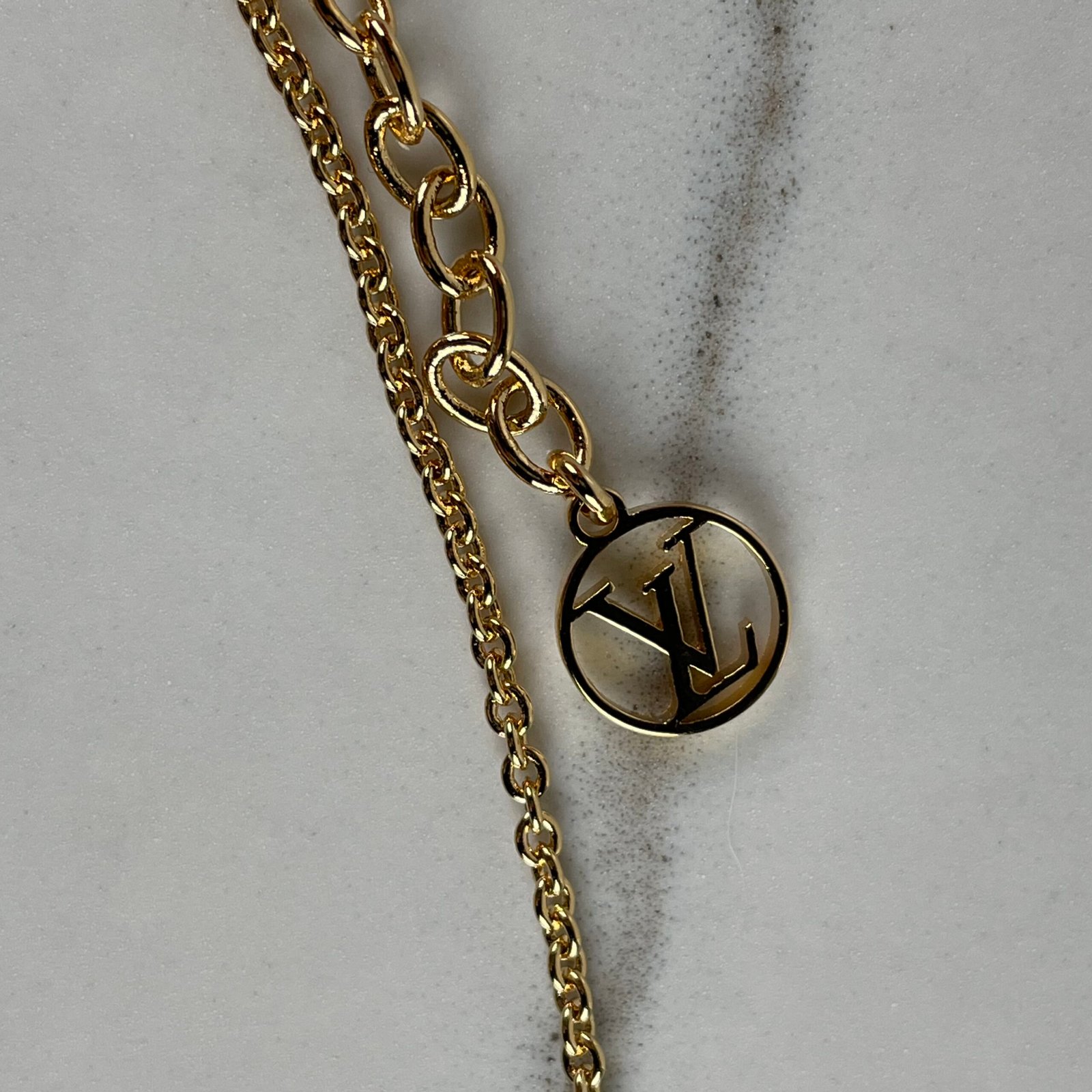 LOUIS VUITTON Collier Essential V – Image 5