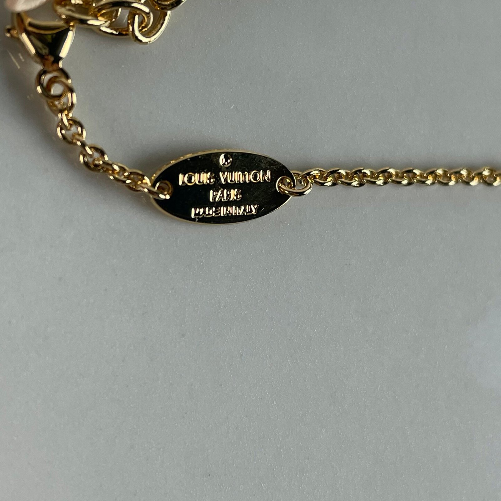LOUIS VUITTON Collier Essential V – Image 6
