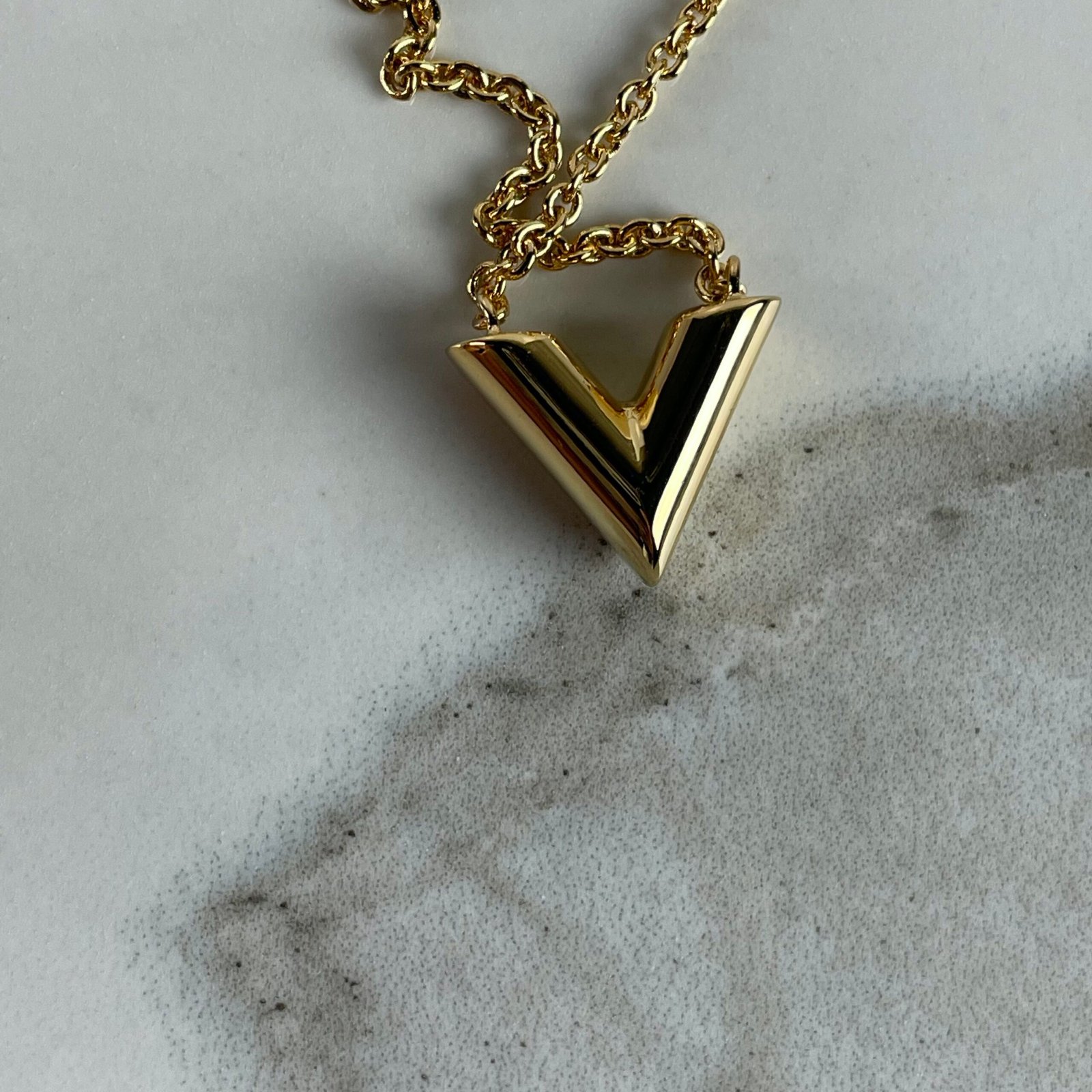 LOUIS VUITTON Collier Essential V – Image 3