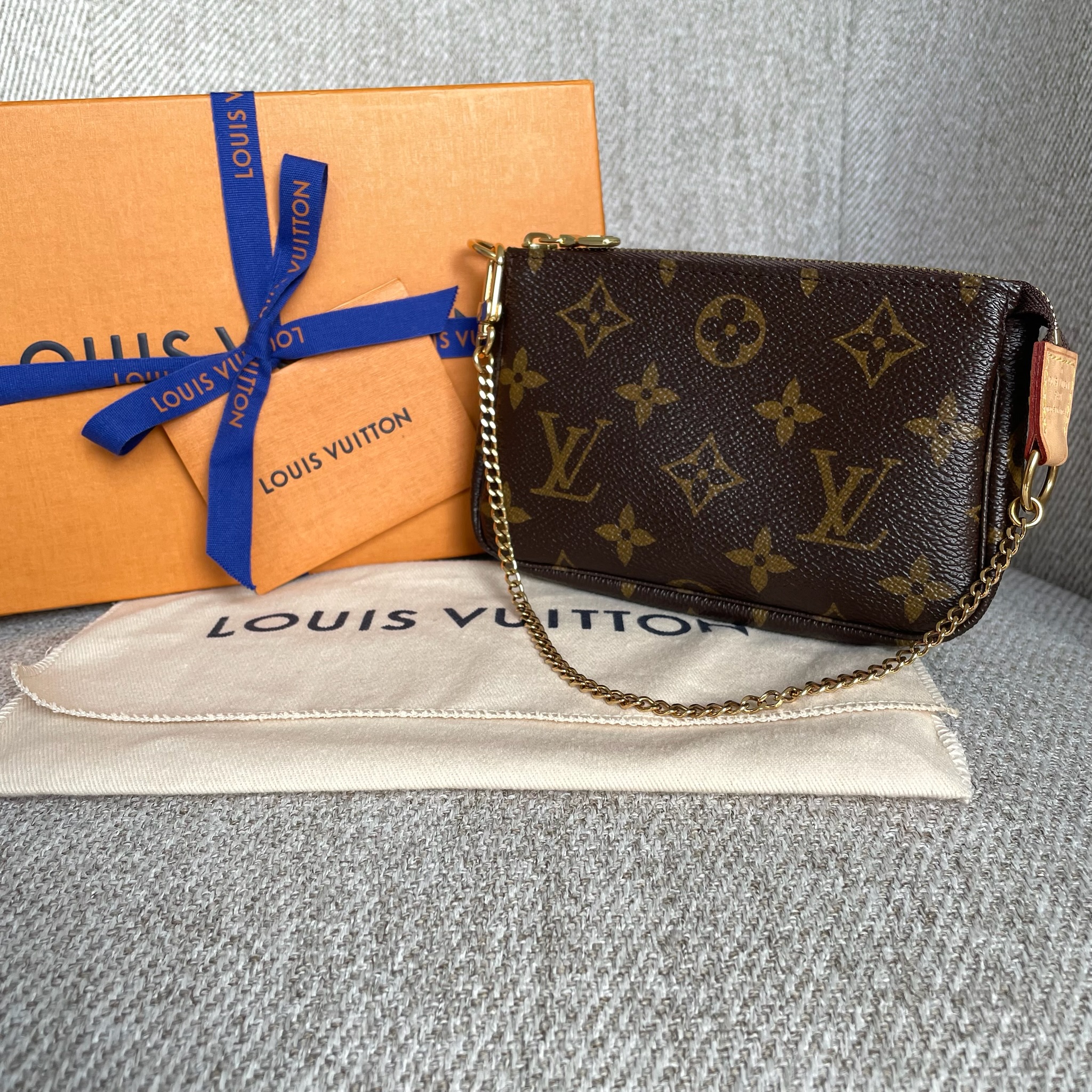 LOUIS VUITTON Mini Pochette Accessoires – Image 2